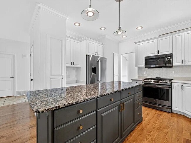 Building Photo - 14757 Brewster Dr