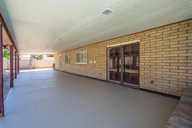 Building Photo - Move in Ready! 3 Bedrooms, 3 Bathrooms & P...