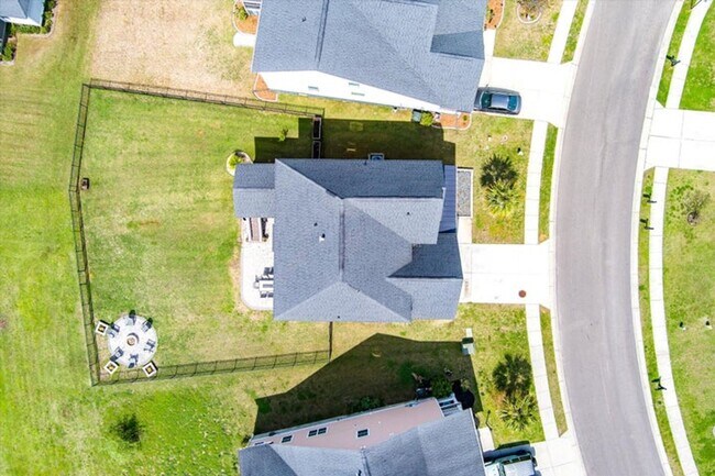 Building Photo - Show stopping 5 bed/3 bath rental in the h...