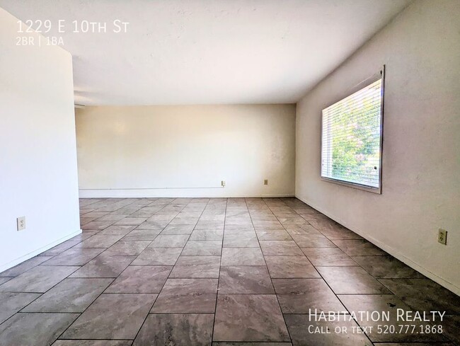 Building Photo - Pre-Lease!! Spacious 2 bed/1 bath Universi...