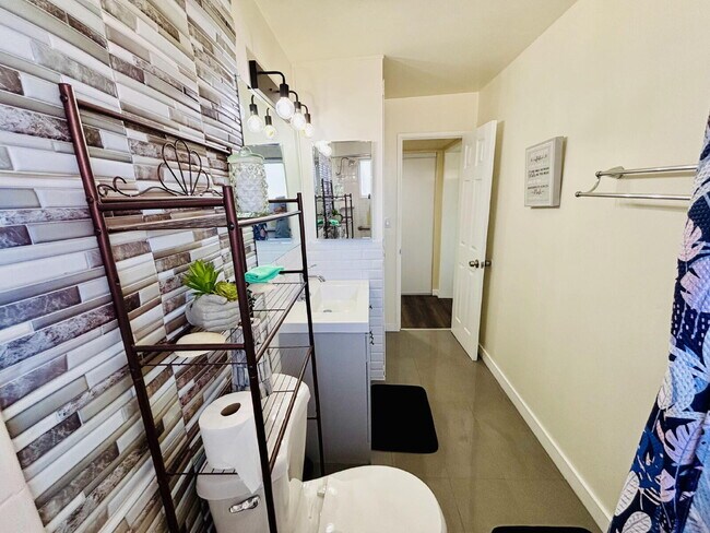 Building Photo - 4 bedrooms, 2 kitchens, 2.5 bathrooms, lau...