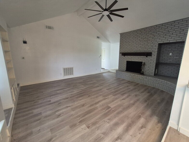 Building Photo - 10603 Hillcroft Ave