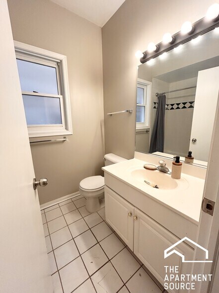 Building Photo - 842 N Wood St