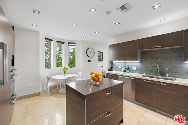 Building Photo - 443 N Palm Dr