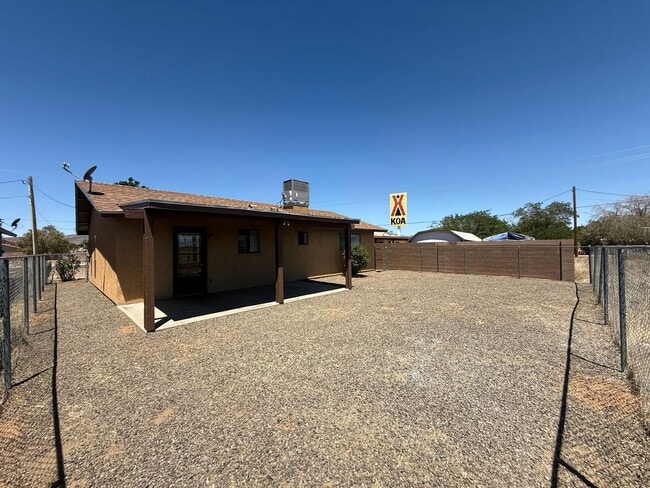 Building Photo - 3 Bedroom 2 Bathroom Home