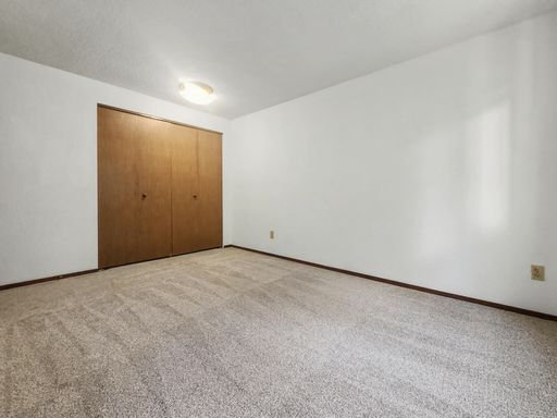 Building Photo - AVAILABLE FEBRUARY 1ST! Freshly Updated Kingsgate Home with Private Outdoor Space