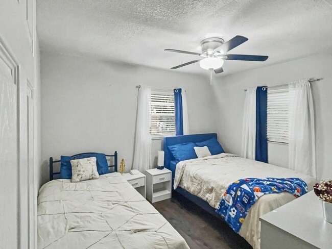 Building Photo - 1204 E Lambright St