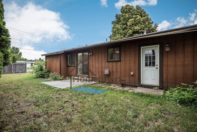 Building Photo - Great 3 Bedroom 2 Bath Duplex with Garage ...