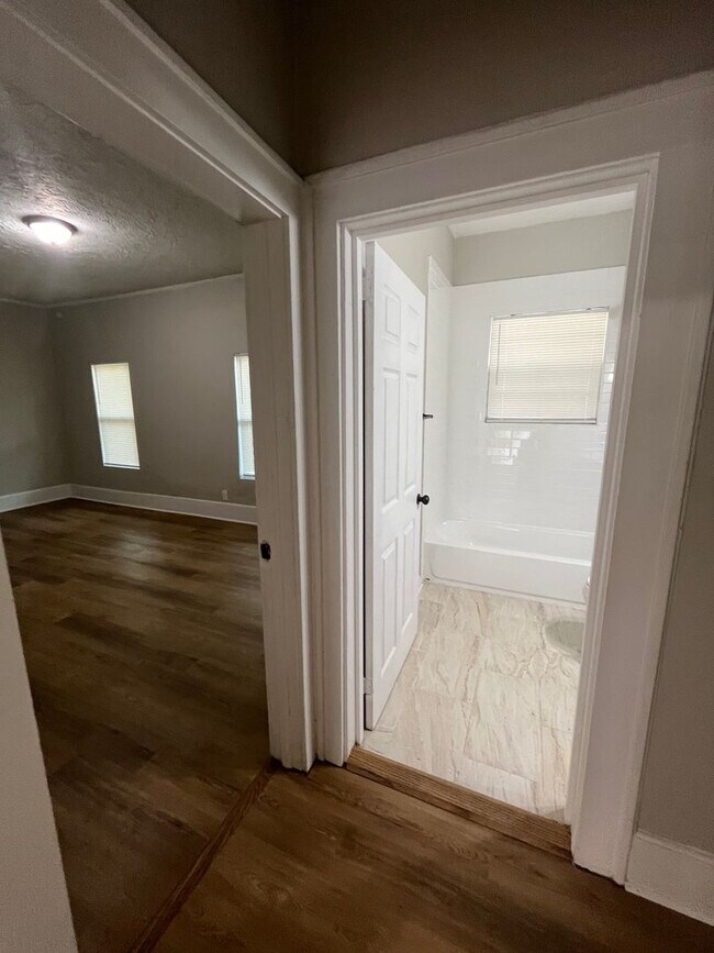 Building Photo - Plenty of Space!!