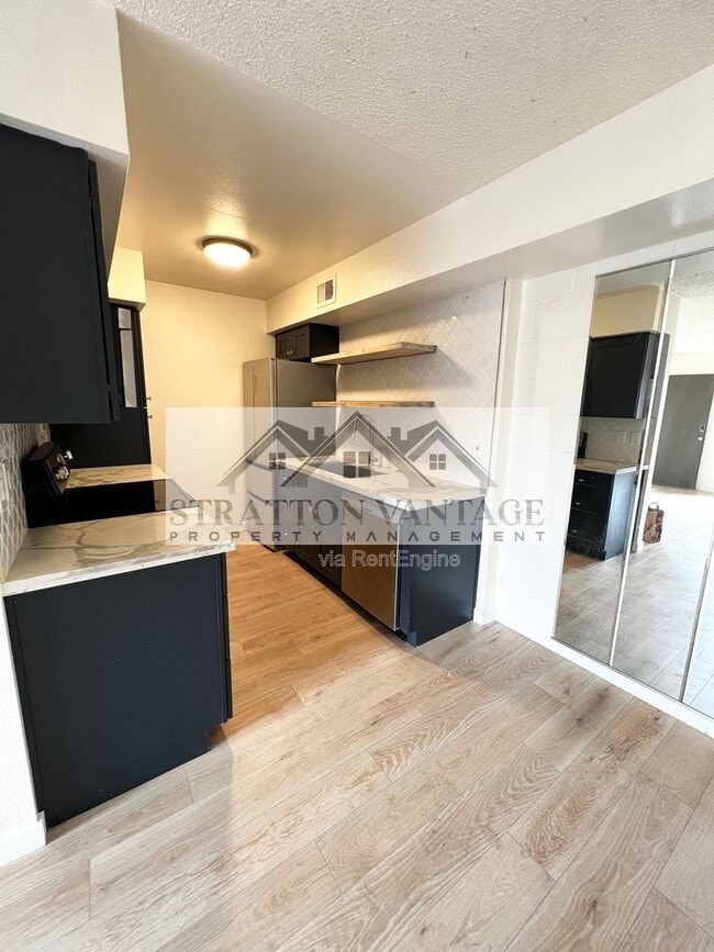 Building Photo - 2625 E Indian School Rd