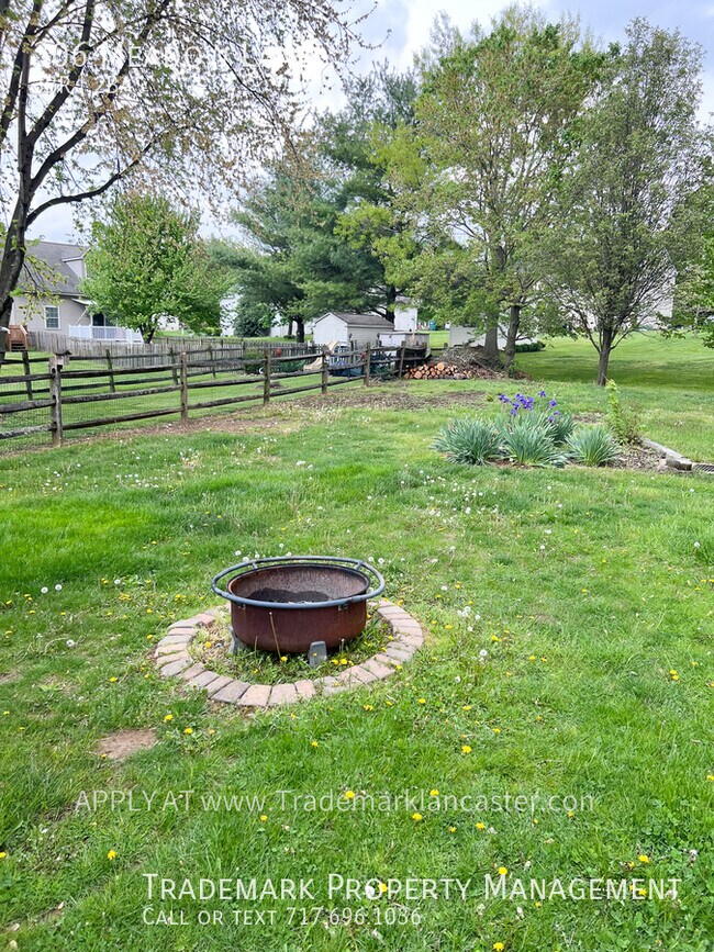 Building Photo - Spacious 3 Bedroom 2 Bath Town Home