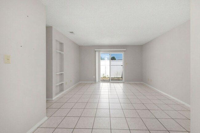 Building Photo - Freshly Updated Gulf Breeze Gem with New Appliances!