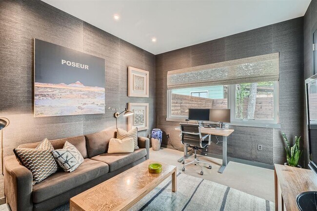 Building Photo - 705 E Monroe St