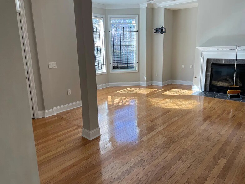 Building Photo - 214 Stetson St