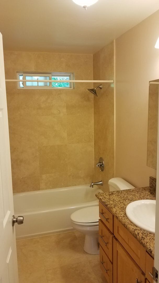Building Photo - Pet Friendly. W&D. Great Location. 2 Parki...