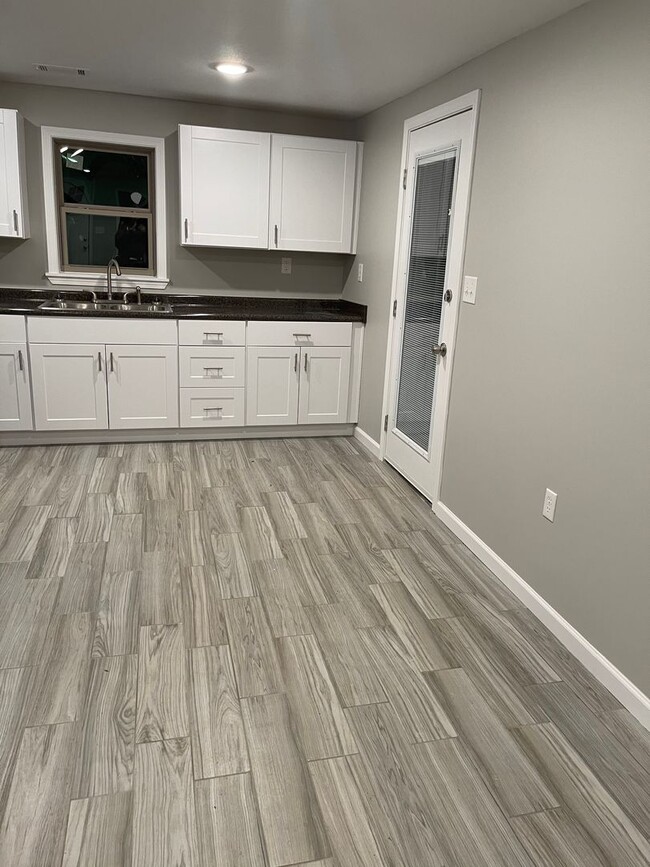 Building Photo - 2 bed, 1 bath house-Pet Friendly!
