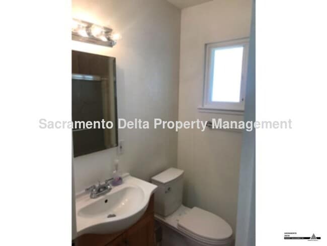 Building Photo - Updated 4 bedroom, 2 bath home with large ...