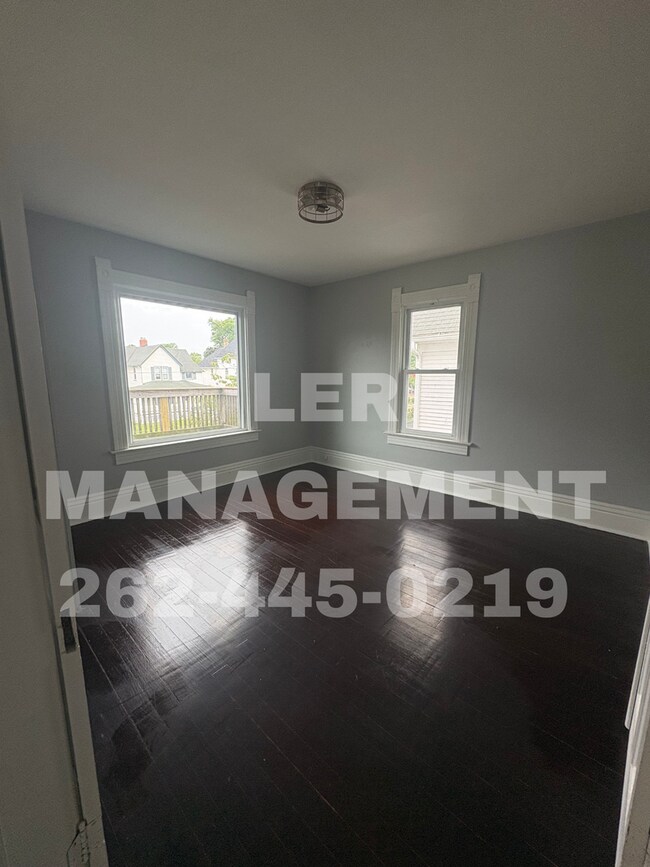 Building Photo - Spacious 3 Bedroom Upper!
