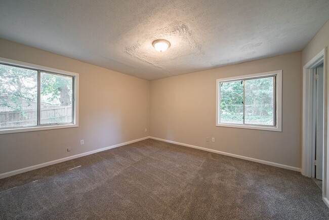 Building Photo - Coming Soon! Spacious 3 Bedroom 2 Bath!