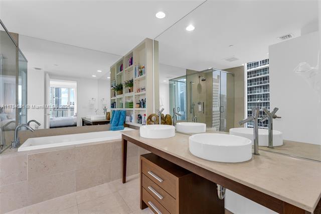 Building Photo - 495 Brickell Ave