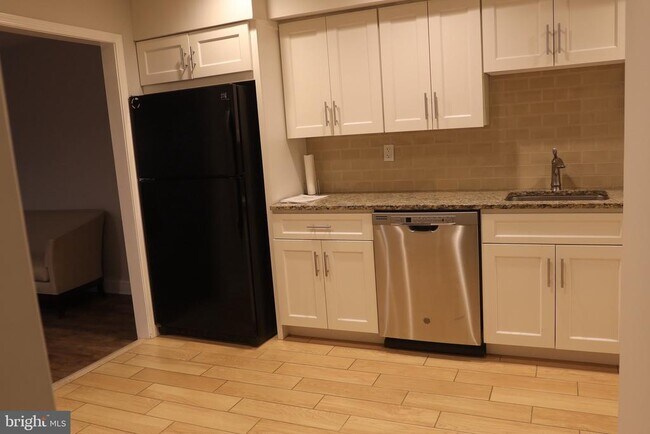 Building Photo - 13 Tulip Ct