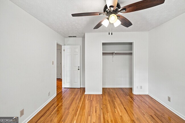 Building Photo - 965 Millbrook Ct