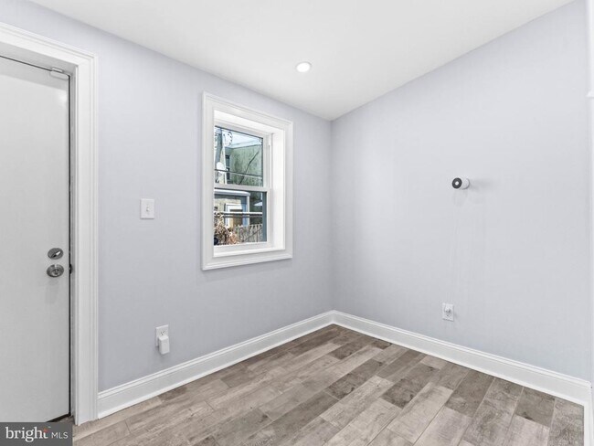 Building Photo - 1839 E Clementine St