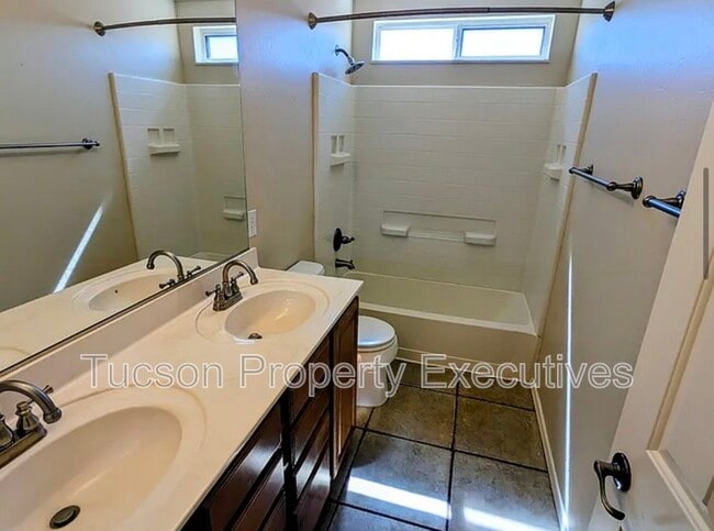 Building Photo - 3638 E Canter Rd