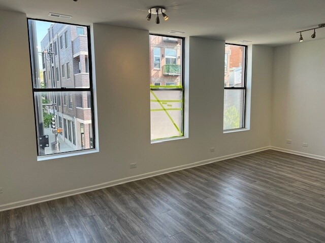 Building Photo - 1461 W Fullerton Ave