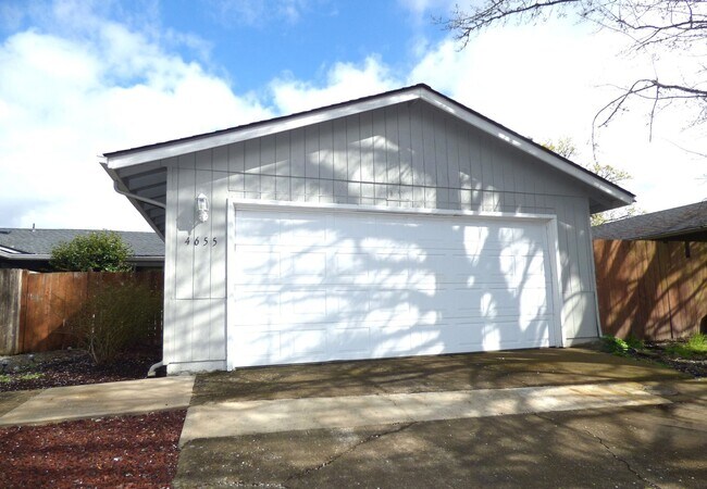 Building Photo - 3 bed 1 bath Home in Southeast Salem