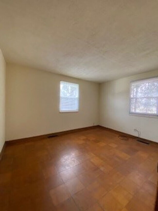 Building Photo - 55363 Lexington Ave