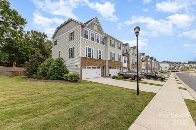 Building Photo - 2523 Grantham Place Dr