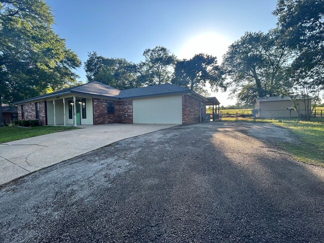 Building Photo - Lakeside Dream Home: Fully Remodeled 4BD/2BA Near Loop 323