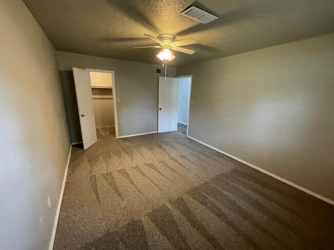Building Photo - 2 Bedroom Duplex Close to Campus