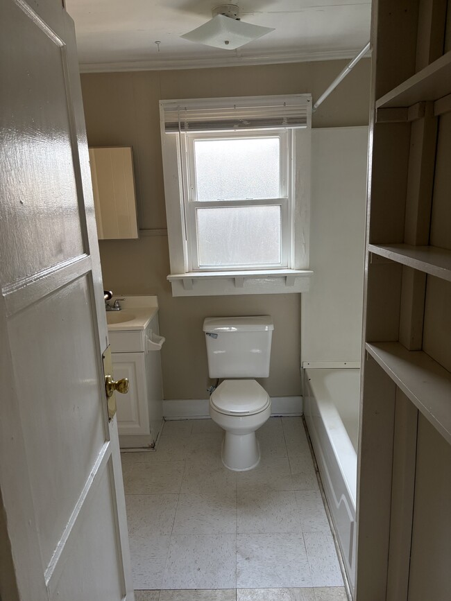 Building Photo - 400 Lamar St