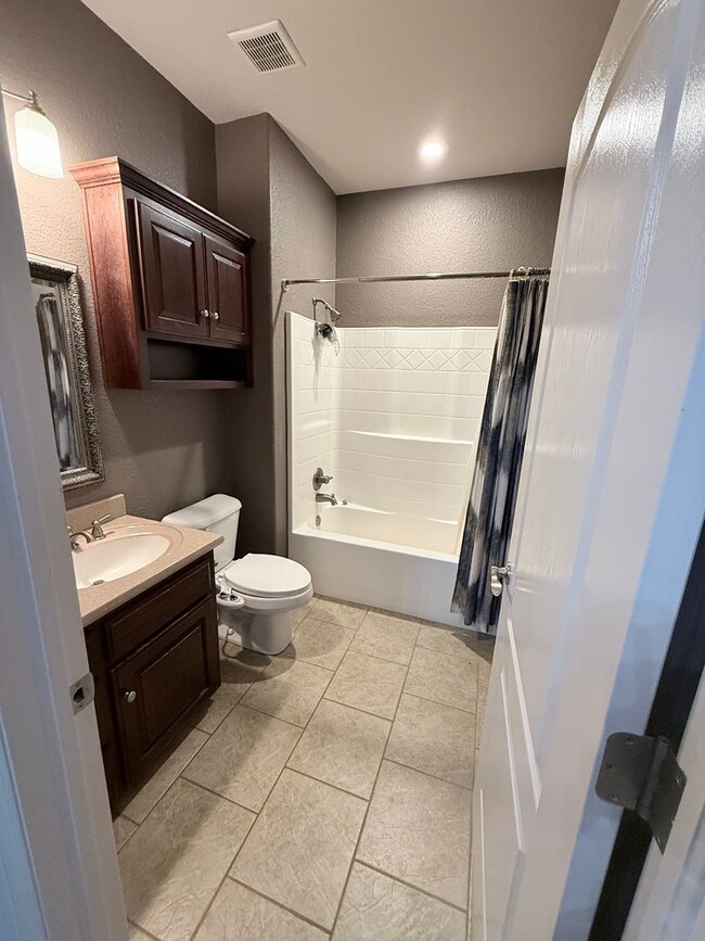 Building Photo - Beautiful 3 Bedroom and 2 Bathroom House