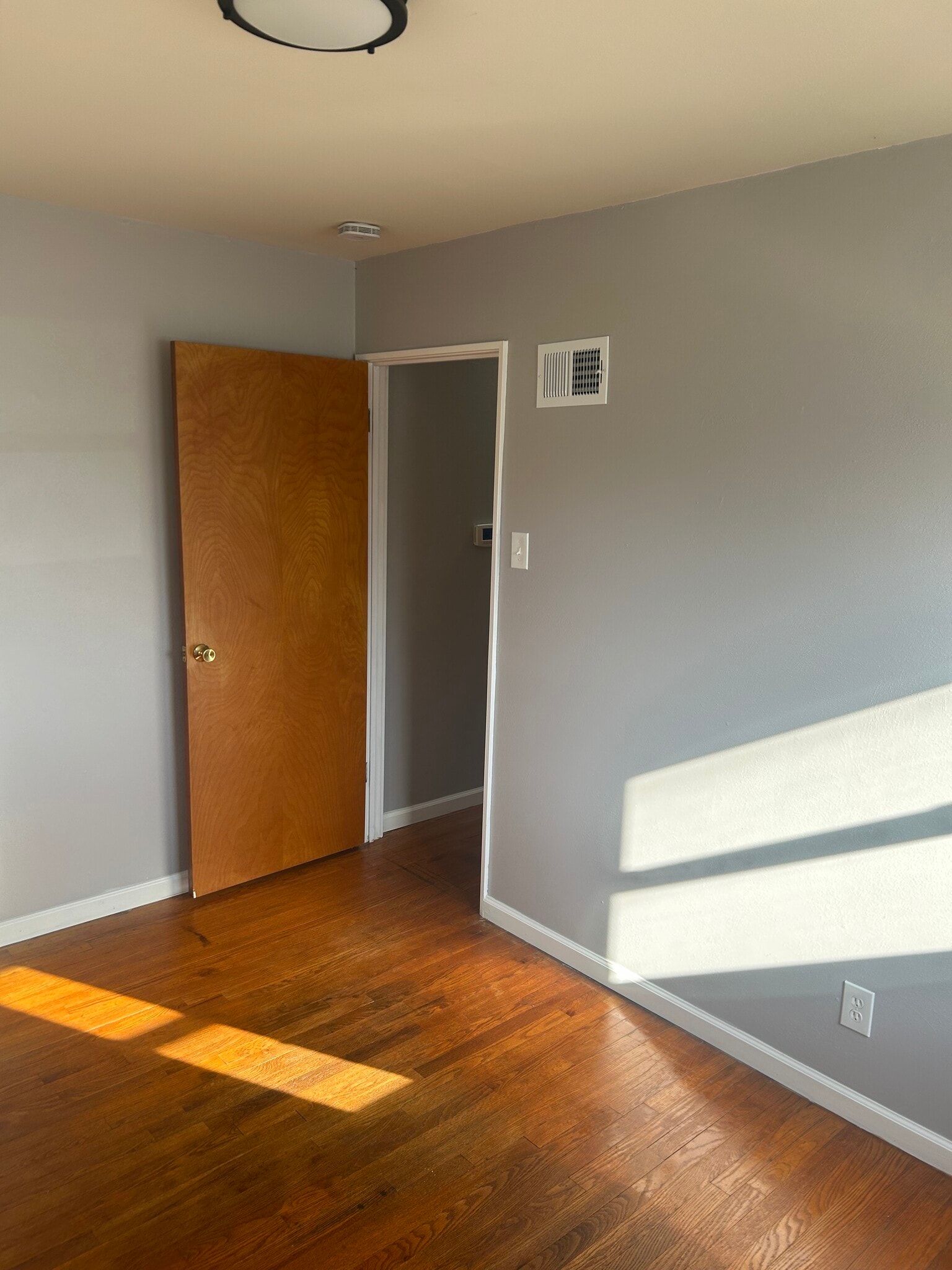 Building Photo - 1900 W Clark St