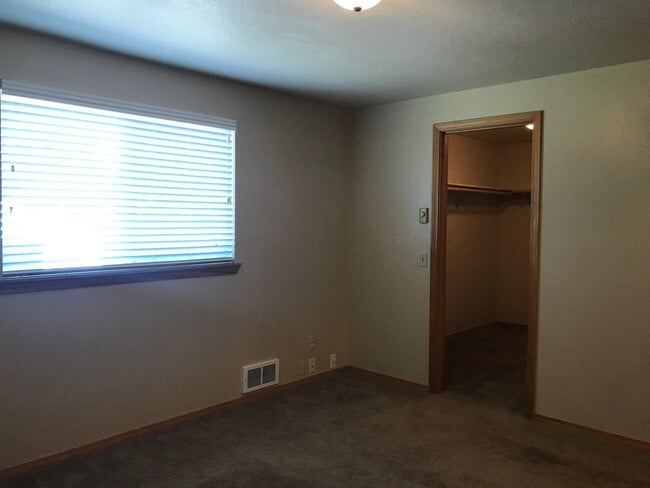 Building Photo - Single level home in NE Bend with huge yard!