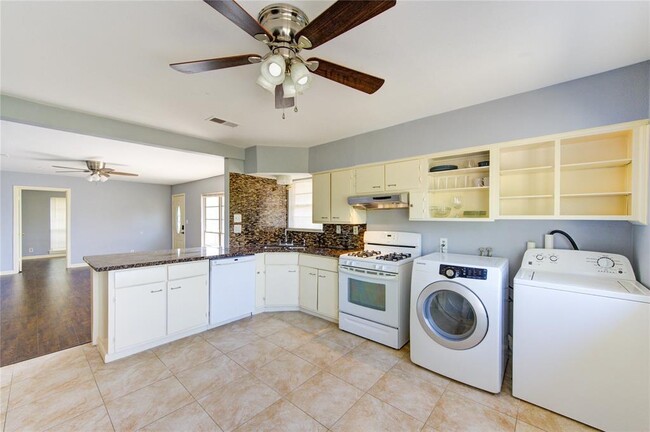 Building Photo - 2502 Roy Cir