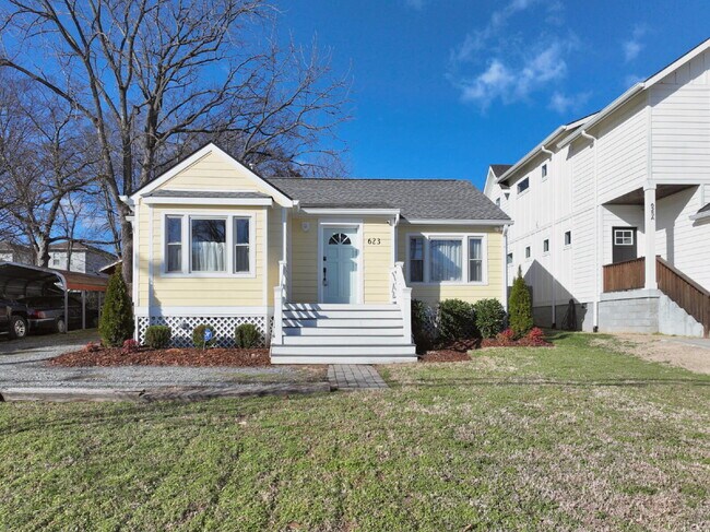 Building Photo - Sweet Cottage Charm with Updated Kitchen, Fenced Yard & Washer/Dryer Included