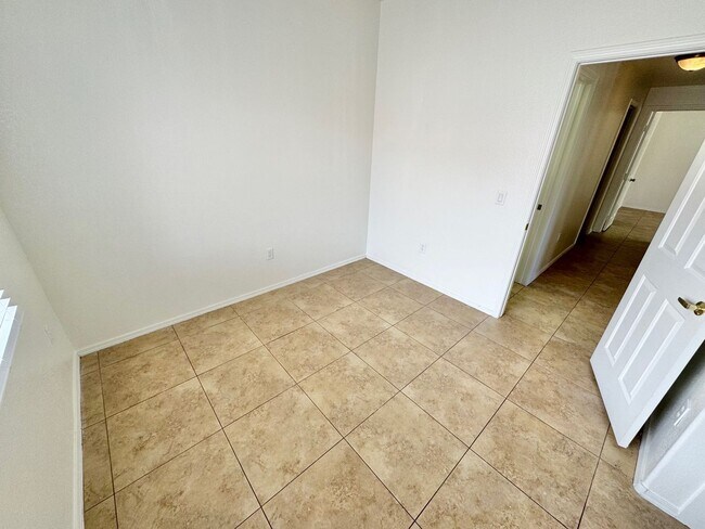 Building Photo - SPACIOUS 3 BEDROOM, 2 BATHROOM UPGRADED CO...