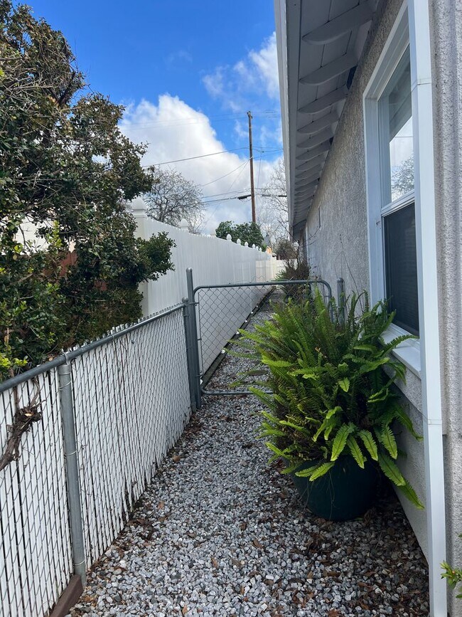 Building Photo - Welcome to this charming 2-bedroom, 2-bathroom home!