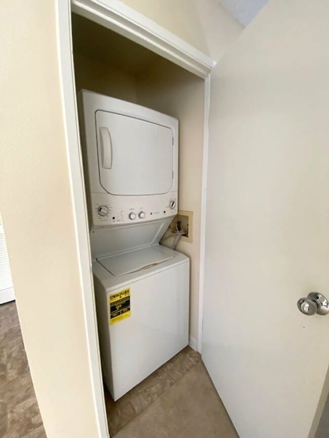 Building Photo - 2 Bedroom/ 2 Bath/ 2 pkg at Crescent Lane