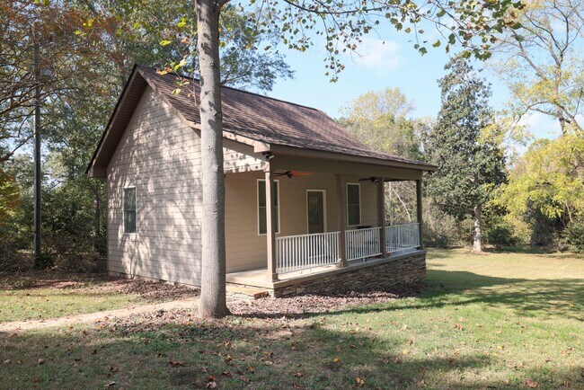 Building Photo - Charming 3 Bedroom with New Renovations in Clemson, SC!
