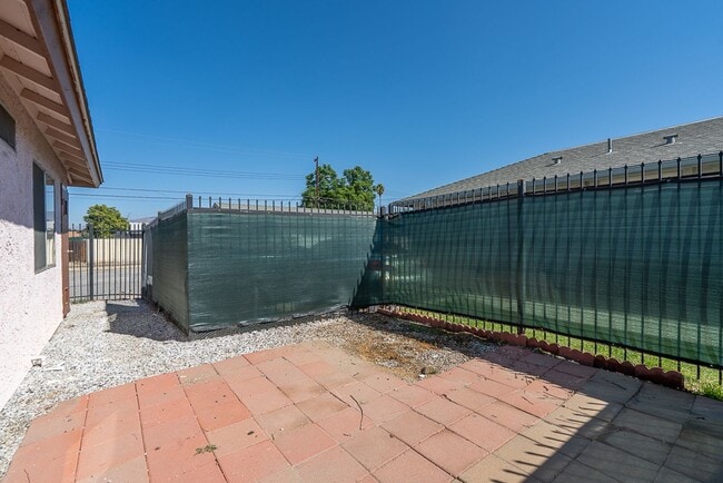 Building Photo - 2 Bed / 1 Bath Unit – Updated & Move-In Ready – Hemet