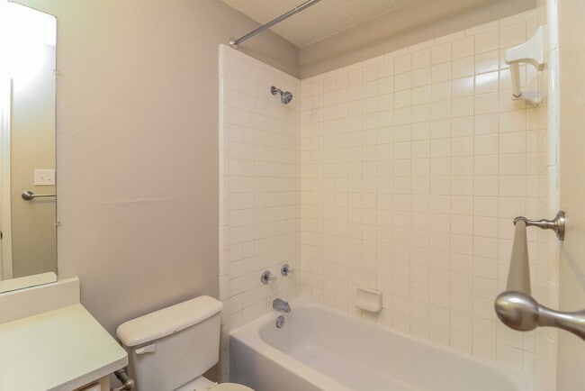 Building Photo - 808 Thorton Dr