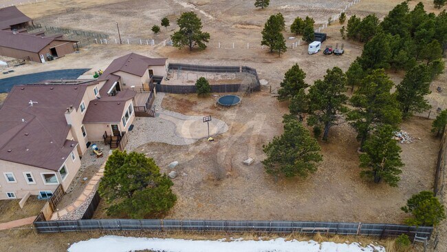 Building Photo - Country Living on 13.5 Acres