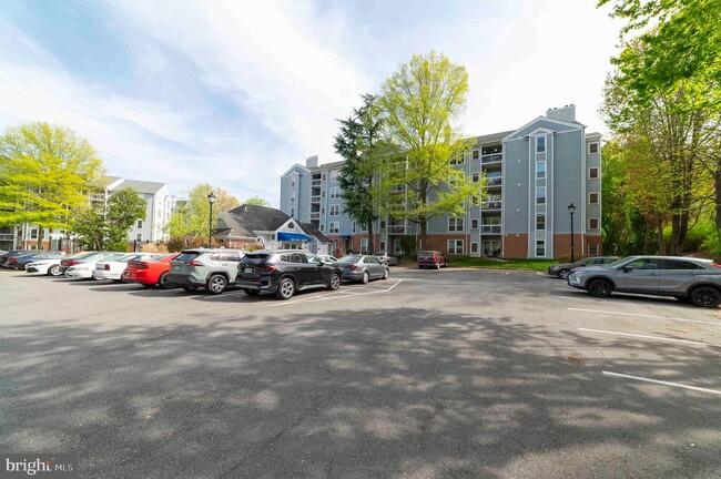 Building Photo - 3176 Summit Square Dr