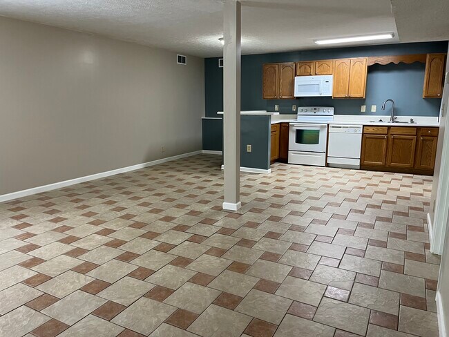 Building Photo - 464 E Red Bud Rd