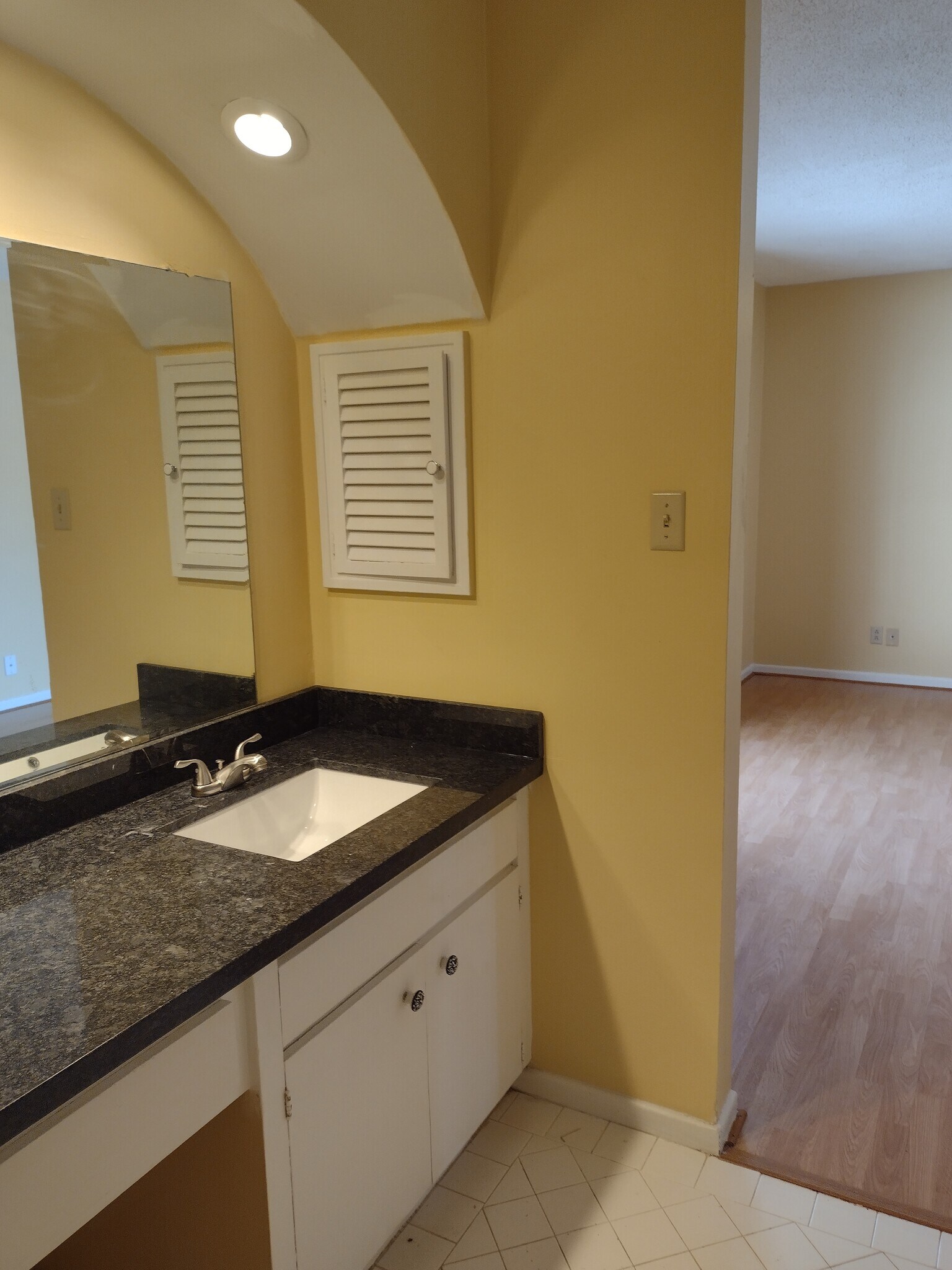 Building Photo - 2220 S Whitehouse Cir